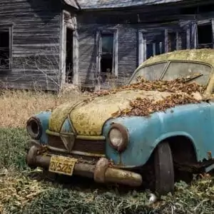 Romuauto odottaa romuttamolle siirtymistä